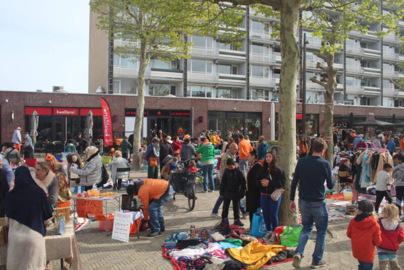 Heel Diemen bij Vrijmarkt in centrum en wijde omgeving