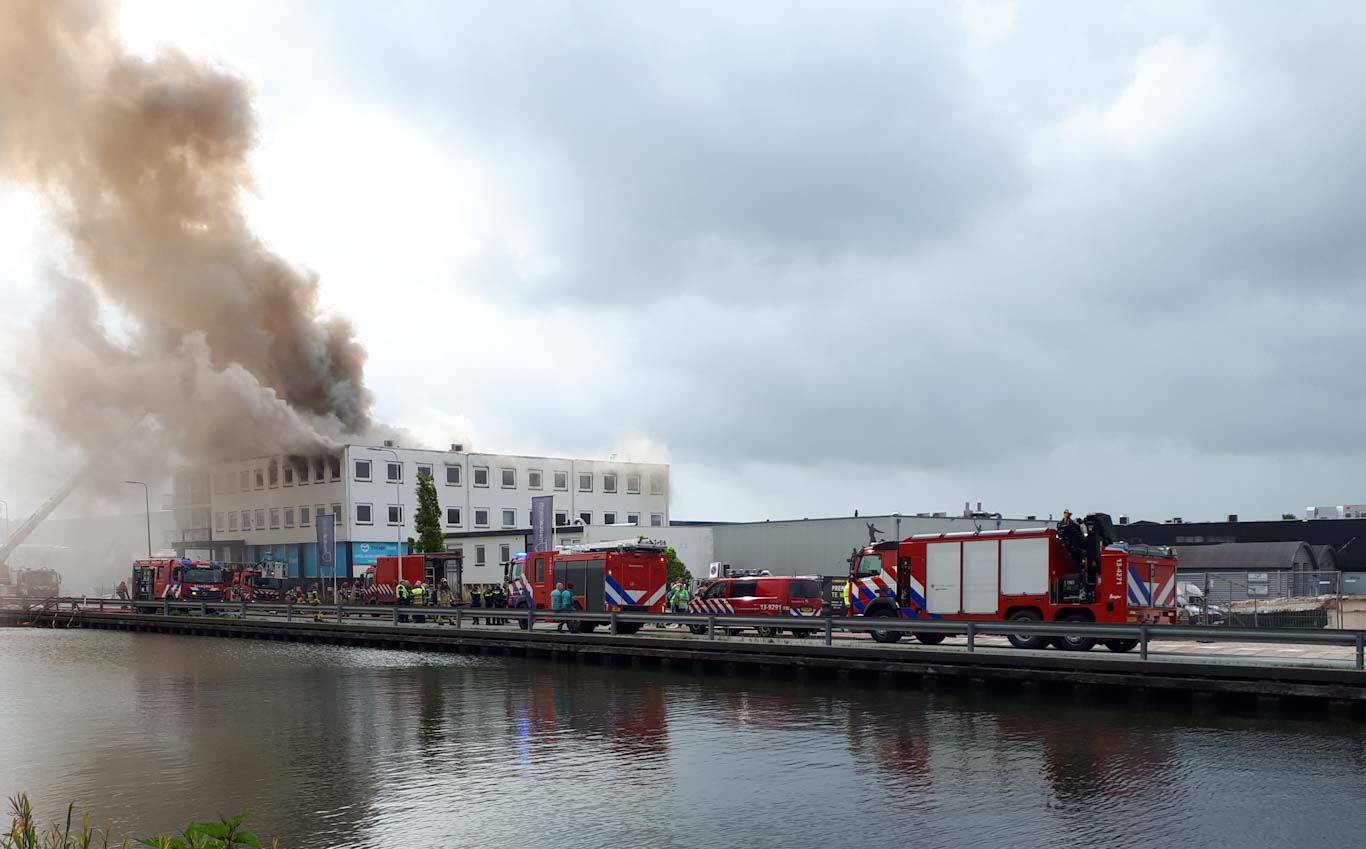 Enorme uitslaande brand bedrijventerrein in Diemen